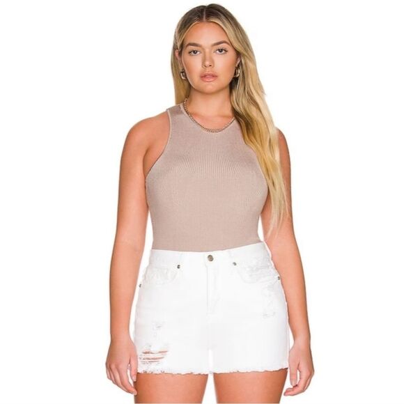 Good American Plus 90s Solid White Distressed Raw Hem Denim Shorts - Picture 12 of 13